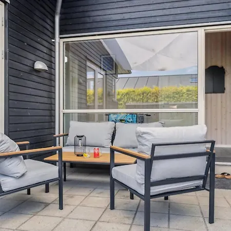 Gloria - 500m From The Sea By Interhome